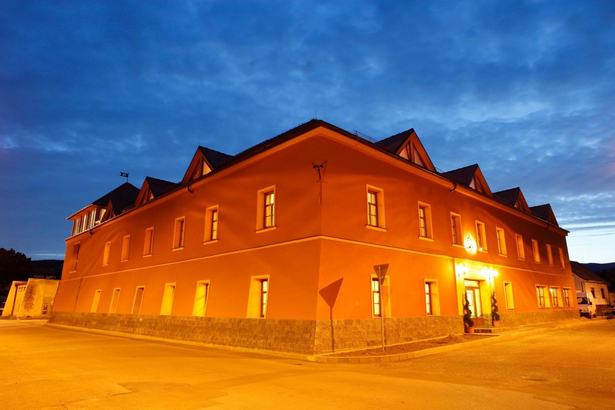 Hotel Majolika Modra Exteriör bild