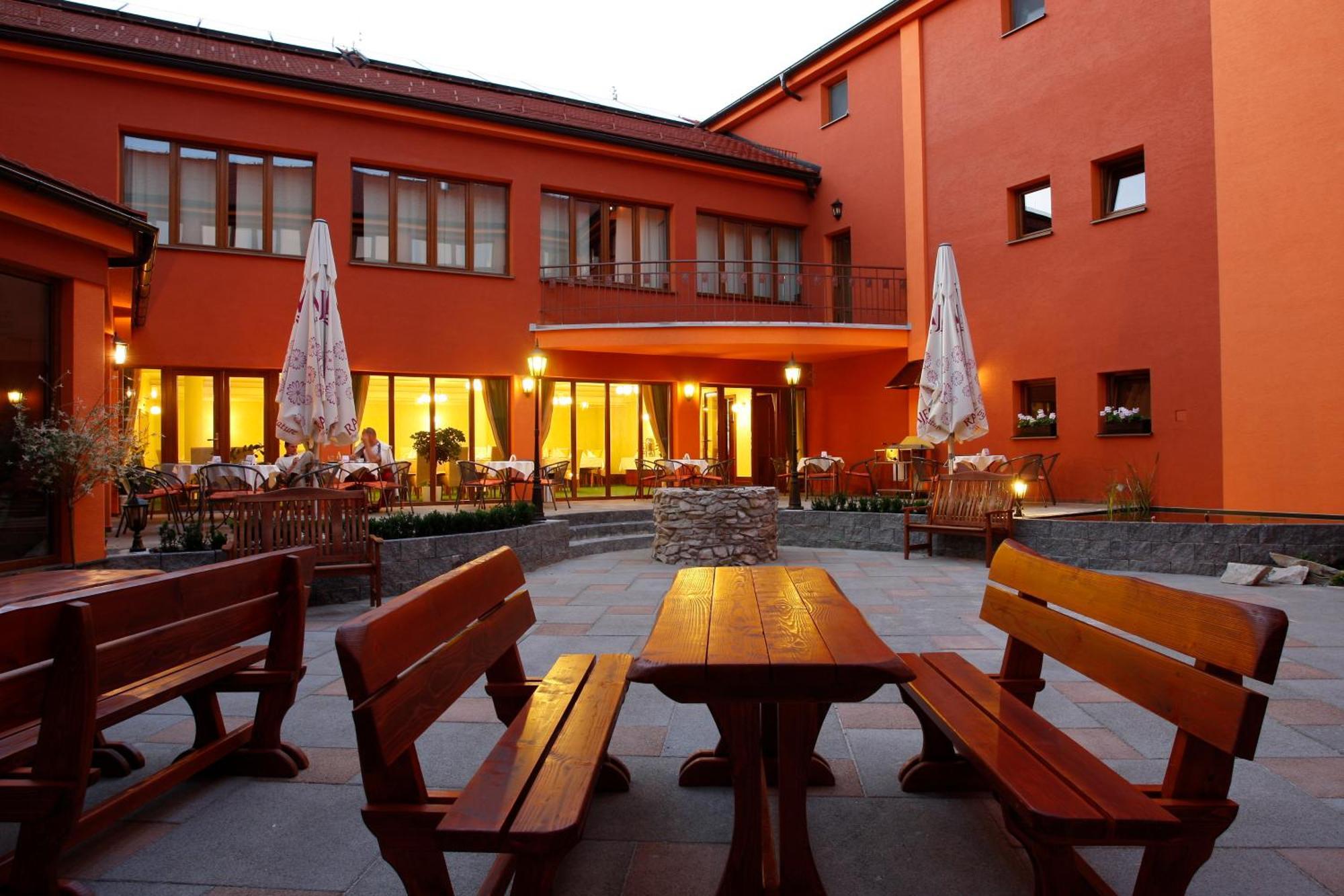 Hotel Majolika Modra Exteriör bild