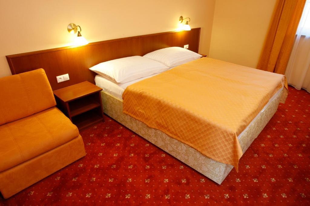Hotel Majolika Modra Rum bild