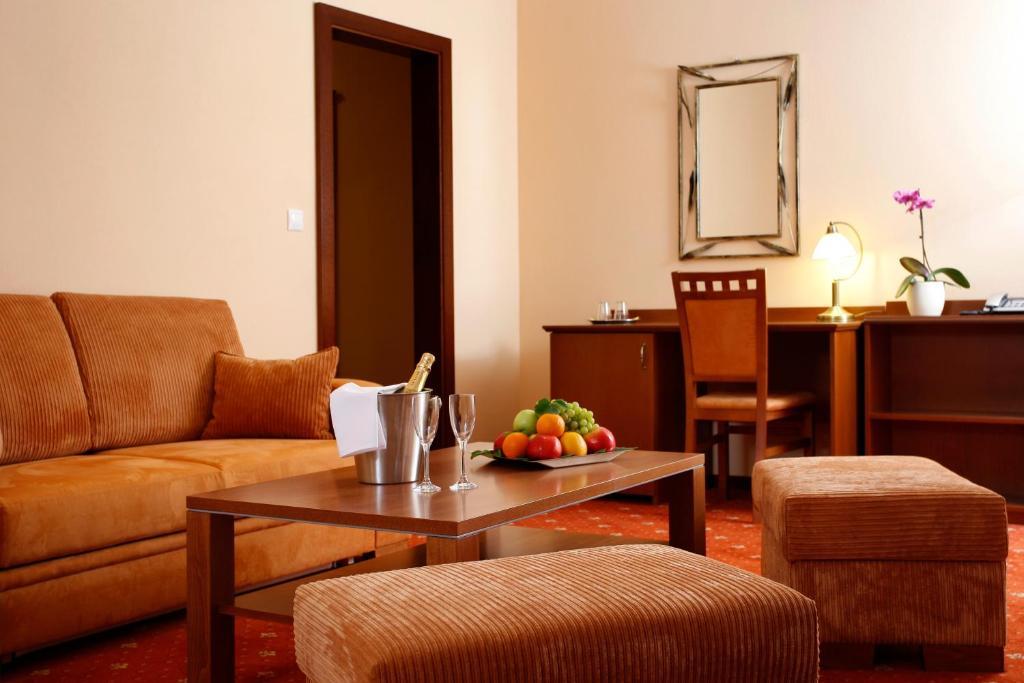 Hotel Majolika Modra Rum bild