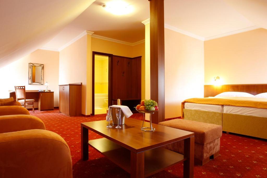 Hotel Majolika Modra Rum bild