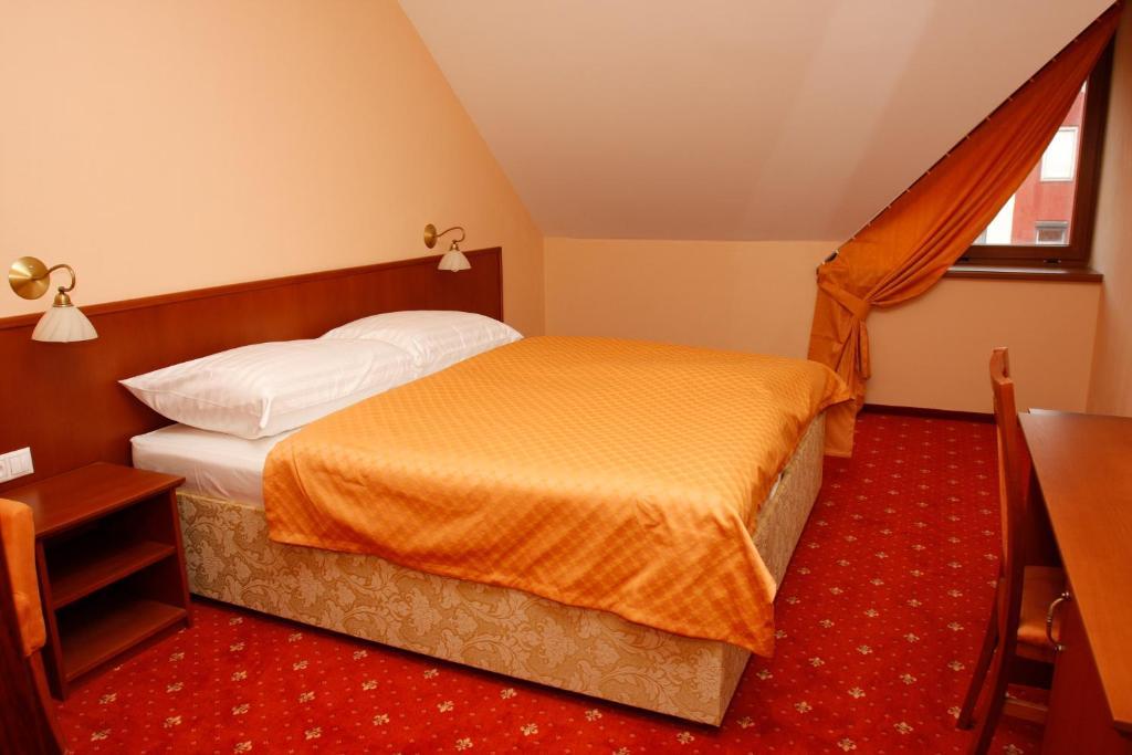 Hotel Majolika Modra Rum bild